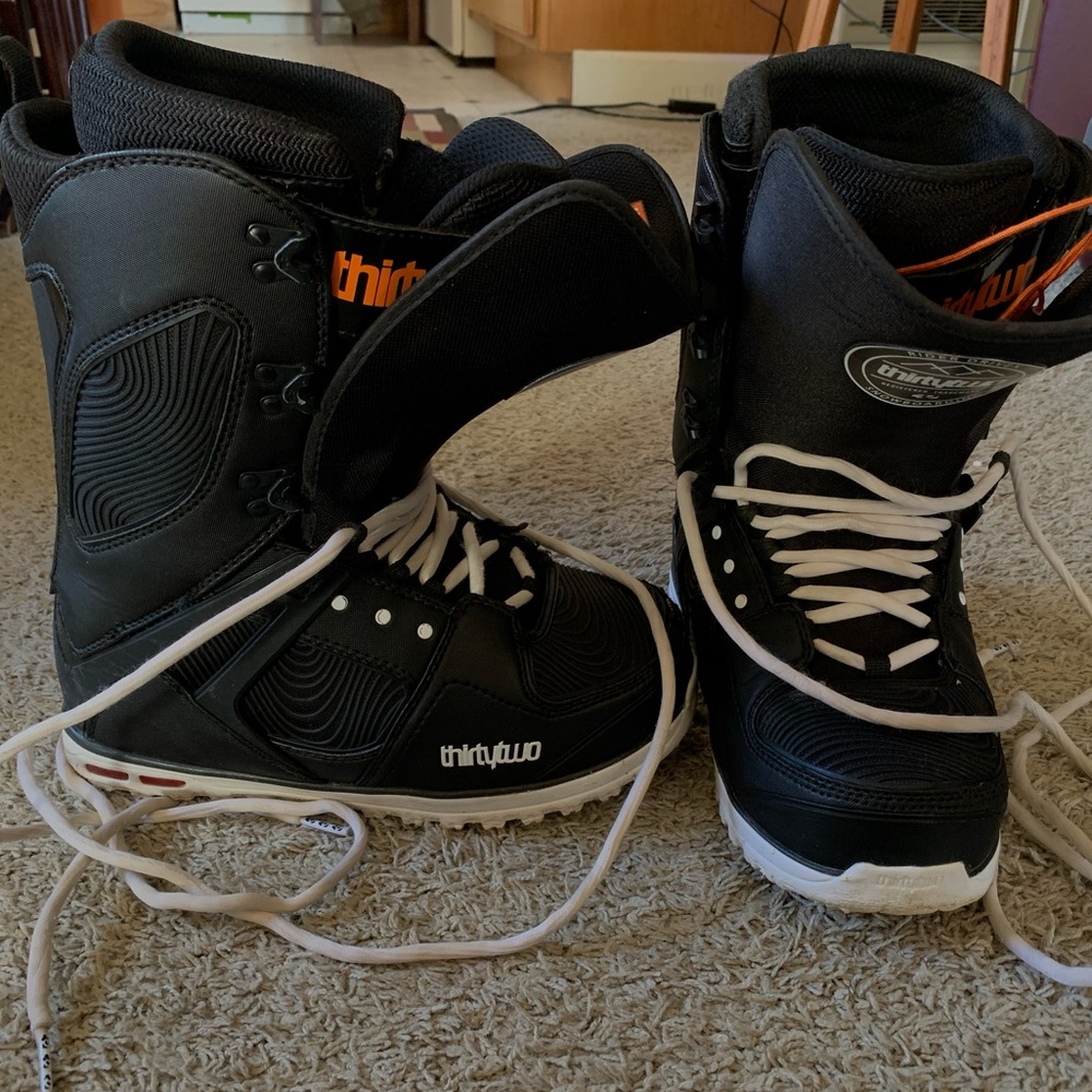 Thirty two men’s snowboard boots size 8